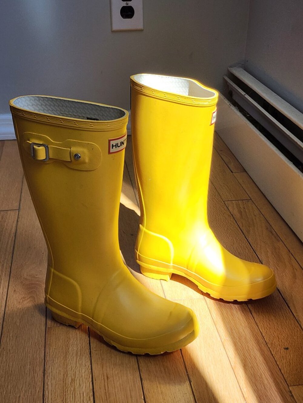 Hunter Yellow Boots - Picture 3 of 4